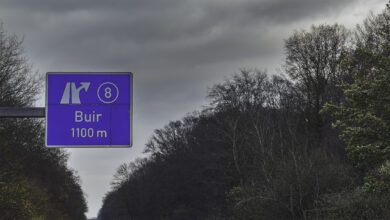 Autobahnschild "Buir" auf ehemaliger A4 im Hambacher Forst.