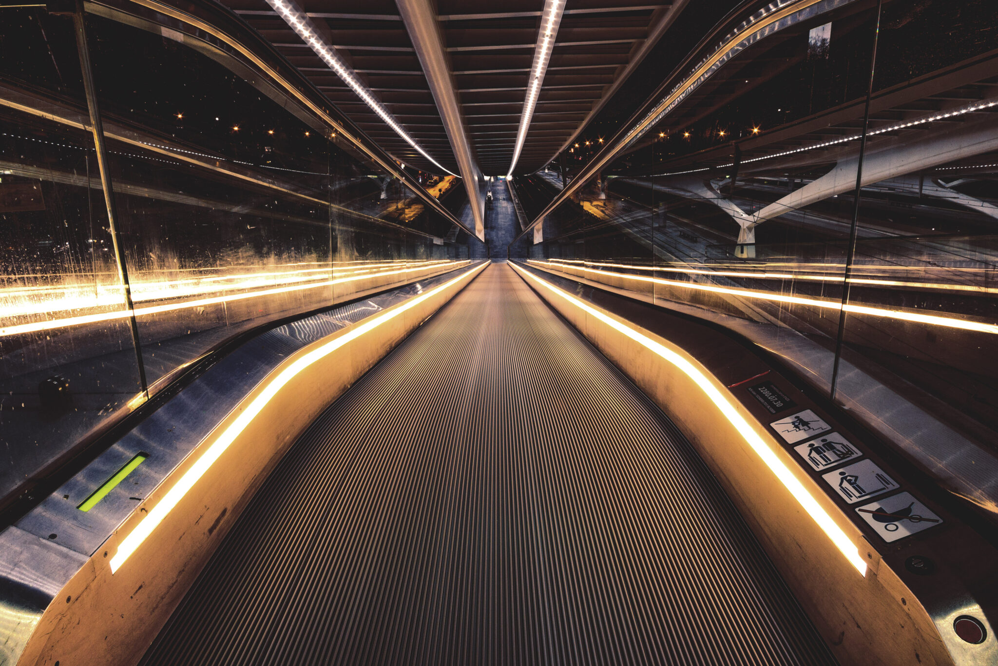 Lichtlinien im Bahnhof