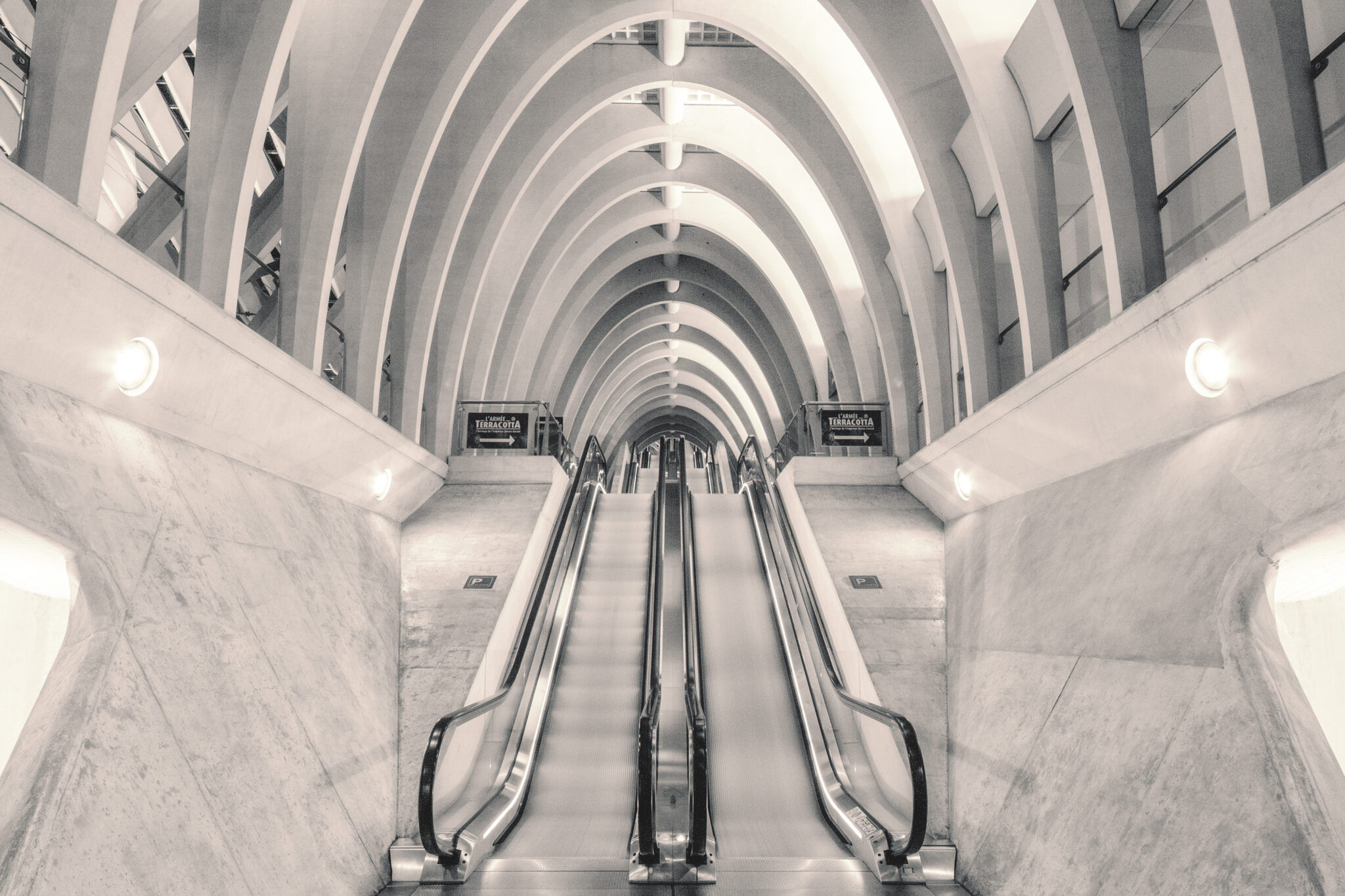 Rolltreppen im Bahnhof