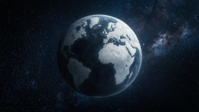 Erde im All: Kontinente kühl, klar und detailreich.