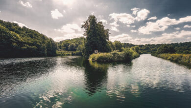 Malerische Ruhrlandschaft in Witten mit Burgruine und Insel.