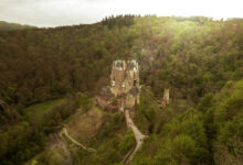 Märchenhafte Burg Eltz, idyllisch gelegen in den Wäldern der Eifel.