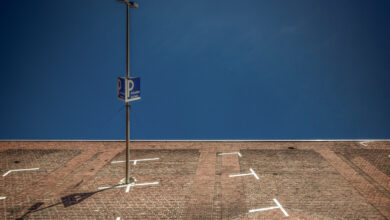Steiler Blick auf einen Künstlerparkplatz unter tiefblauem Himmel.