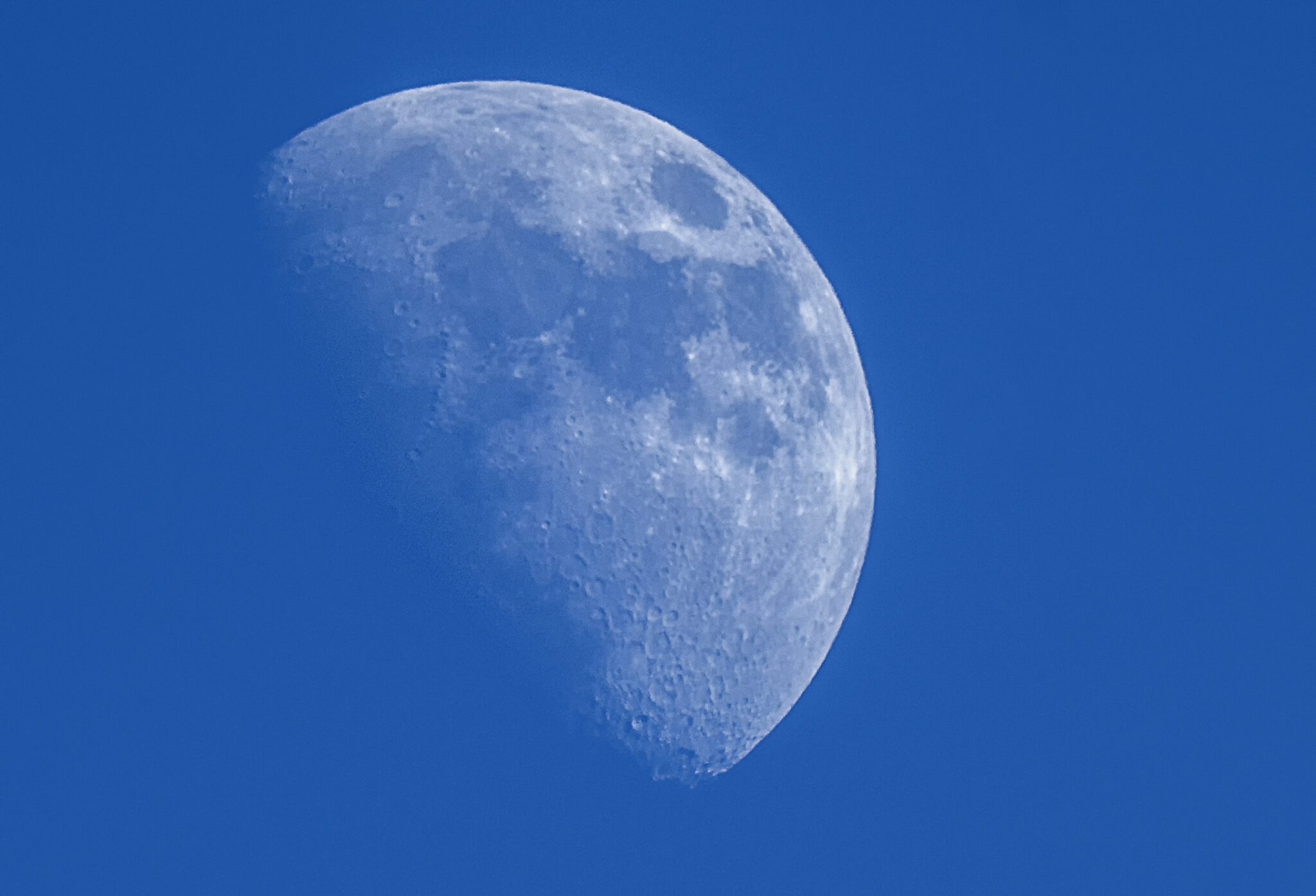 Der Mond am Taghimmel über Wuppertal.
